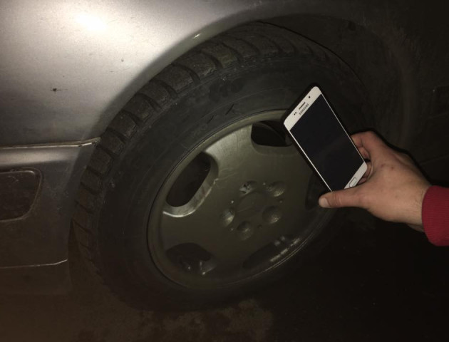 Невідомі в Луцьку порізали шини в автомобіля та зникли з місця події. ФОТО