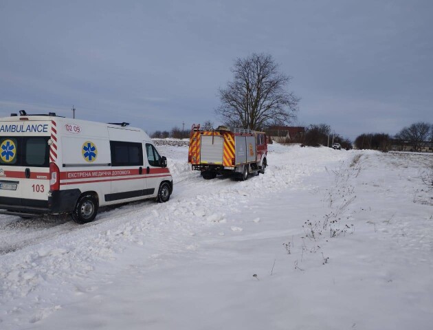 На Волині вантажівка потрапила у снігову пастку і заблокувала дорогу кареті шивдкої