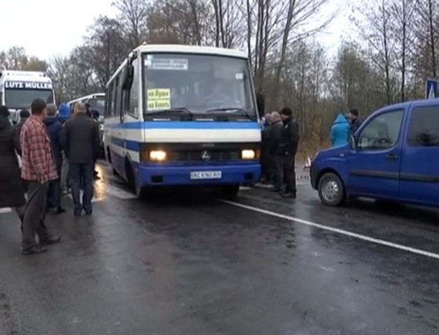 Мешканці волинського села перекрили дорогу, бо до них не їздить автобус. ВІДЕО