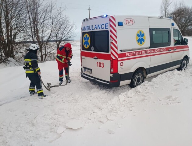 У Луцькому районі швидка застрягла у сніговому заметі