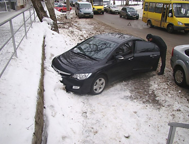 У Луцьку водіїв закликають не залишати свої авто на проїжджій частині