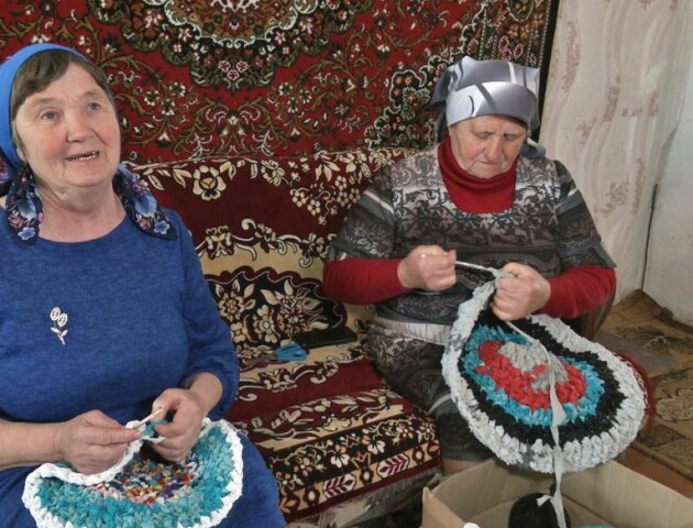 Показали, як волинянки-волонтерки плетуть килимки для військових