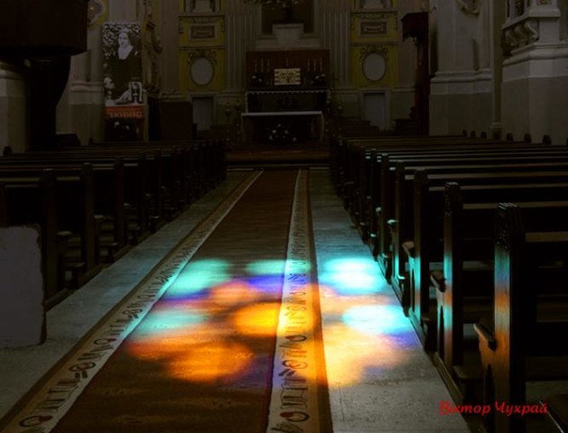 «Виглядає, як певне чудо»: фотограф показав унікальну світлину луцького костелу