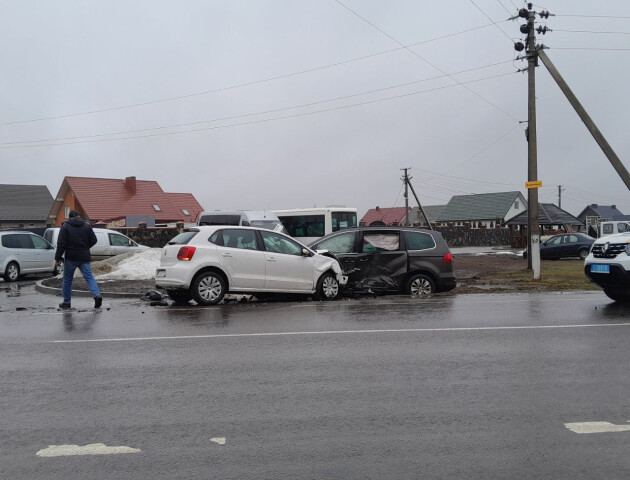 ДТП на Волині: не розминулися дві іномарки, рух ускладнений