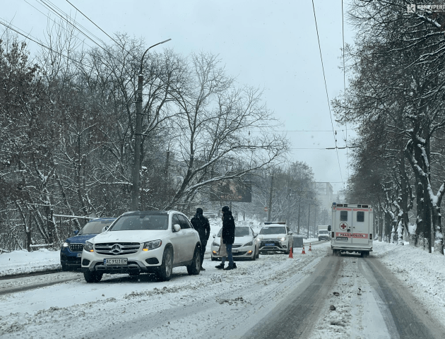 У Луцьку – ДТП на Глушець: на місці аварії працюють правоохоронці і медики