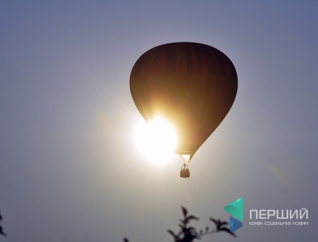 Фотограф зазнімкував, як у Луцьку сходило сонце та літали повітряні кулі. ФОТО