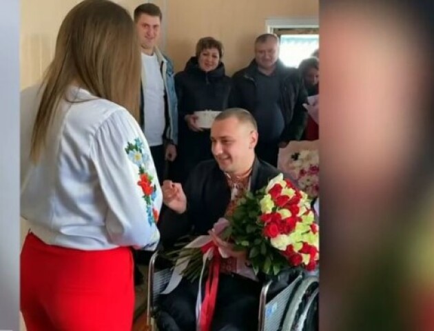 Розчулили мільйони і обурили росіян: Захисник, який втратив на війні ноги, одружився з волинянкою