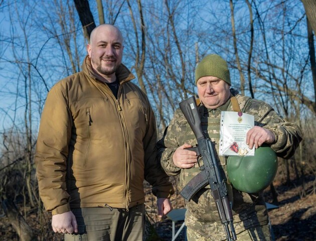 «Мінусував» окупантів і рятував побратимів. Боєць отримав «Хрест хоробрих»