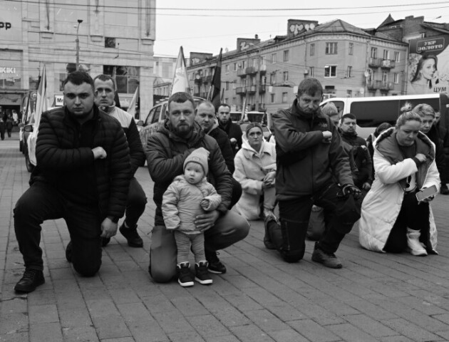 Лучани навколішки прощались із загиблим Героєм