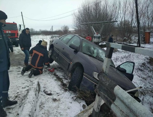 На Волині автомобіль злетів у кювет і завис над схилом