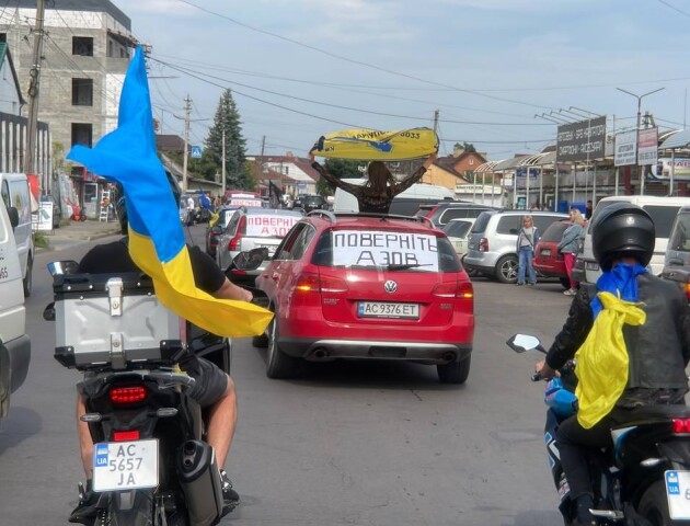 З плакатами і прапорами: у Ковелі сотні людей виїхали на акцію