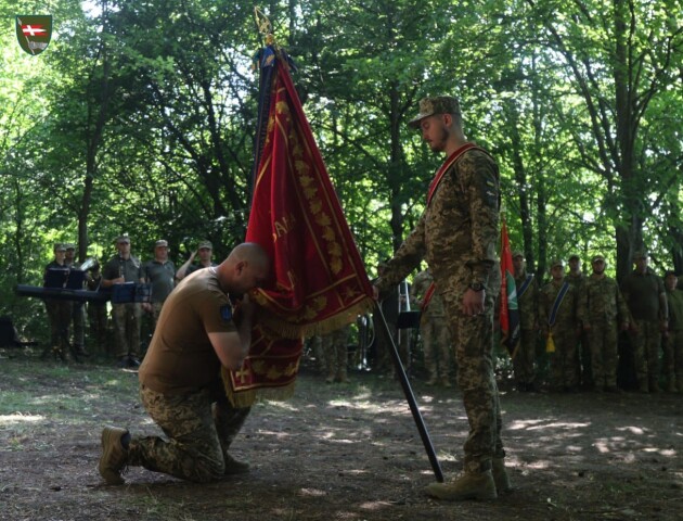 Командир 14-ї бригади попрощався в зоні бойових дій з прапором військової частини. ФОТО