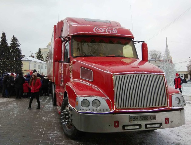 У центр Луцька приїхала святкова машина «Coca-Cola». ФОТО