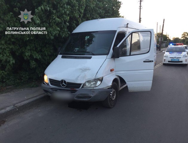 В Луцьку нетверезий водій на мікроавтобусі врізався у легкове авто