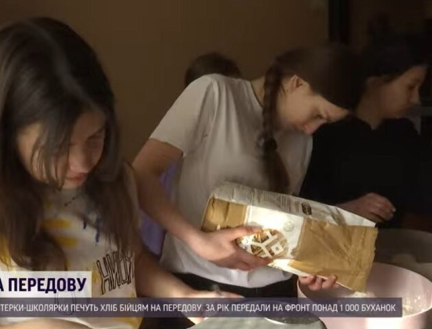 Школярки з Луцька організували вдома мініпекарню і печуть хліб бійцям
