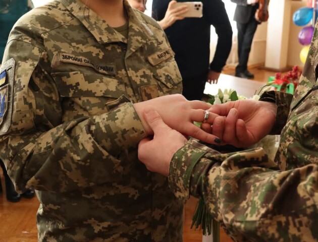 В Армія+ зареєстрували 150 шлюбів. 10 пар отримають путівки в Карпати