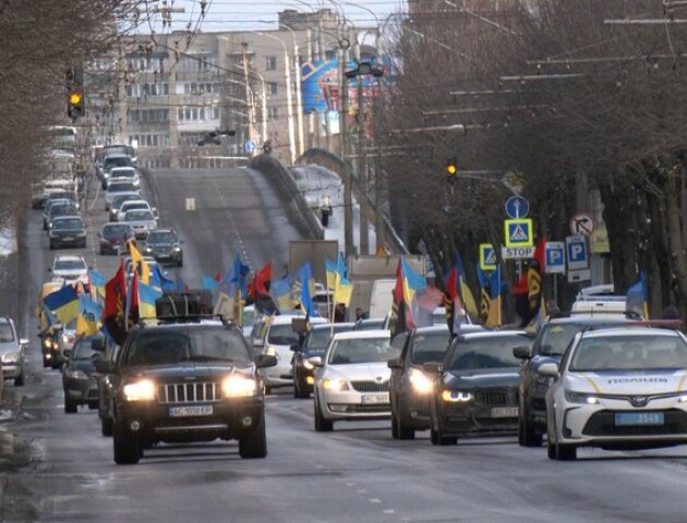 Автопробіг у Луцьку. Історії тих, хто чекає з фронту й полону