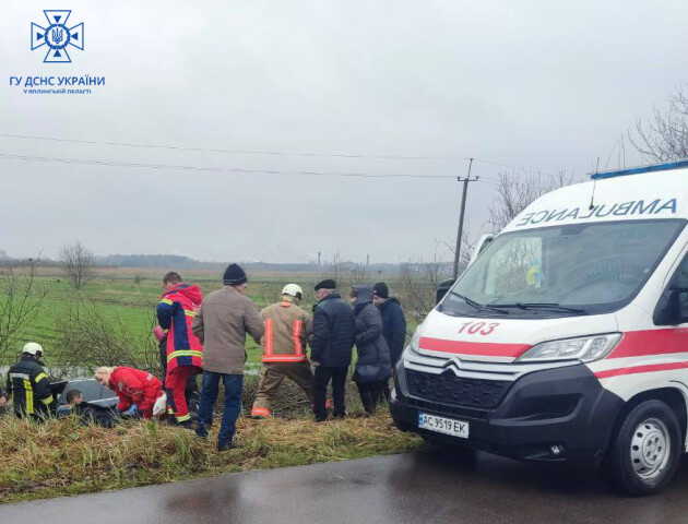 На Волині авто злетіло з дороги: водія госпіталізували. ФОТО