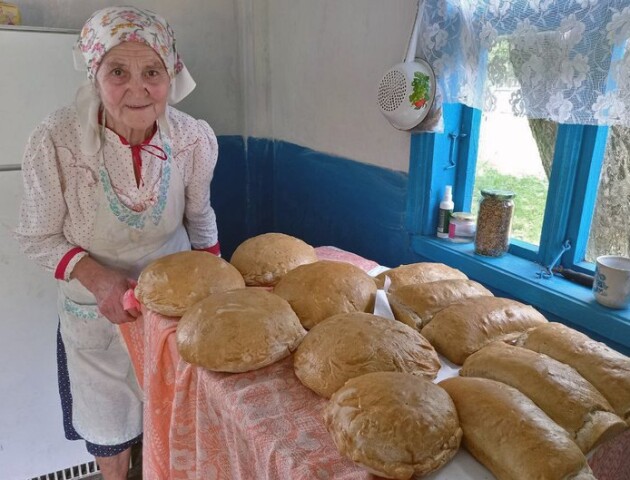 82-річна волинянка пече хліб на черені для військових