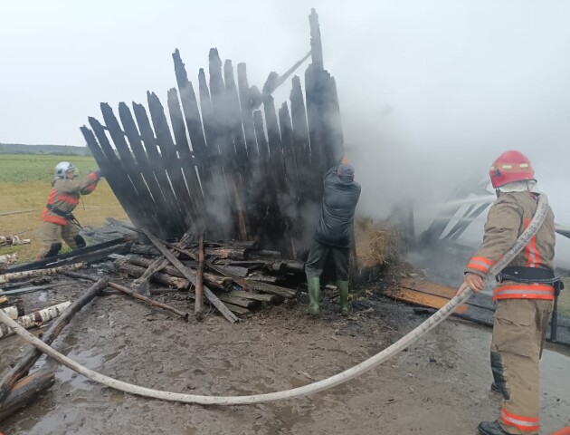 На Волині блискавка влучила у навіс для сіна: сталася пожежа