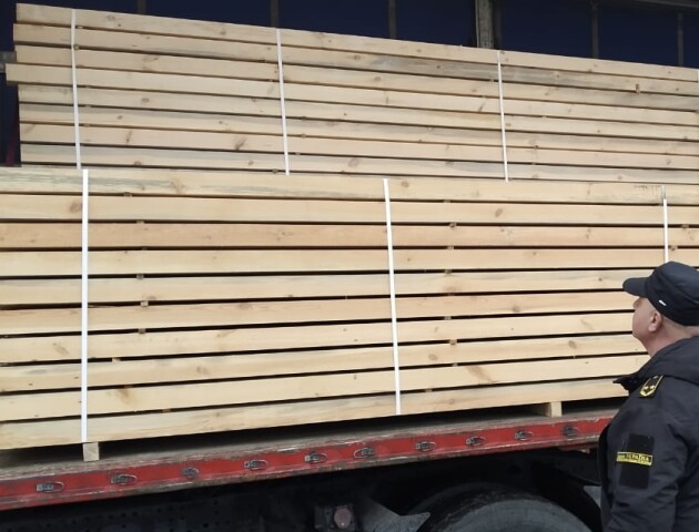 Волинські митники «врятували» черговий вантаж деревини від незаконного експорту