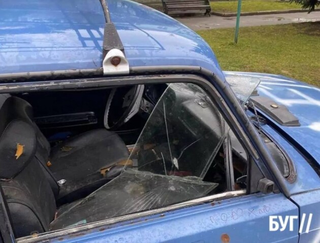 У місті на Волині розбили вікна у пошкодженому виставковому авто з написом «Діти»