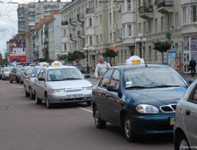 У Луцьку – таксисти без ліцензії. ВІДЕО