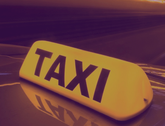 У Луцьку порядний таксист повернув пасажирам забутий ними ноутбук
