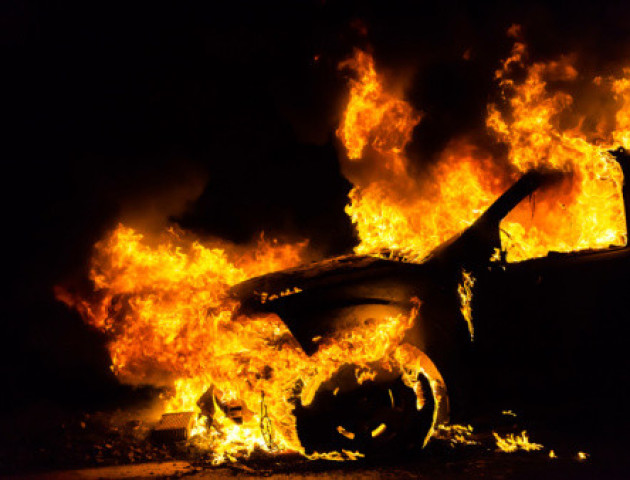 Біля Луцька спалили авто доньки судді
