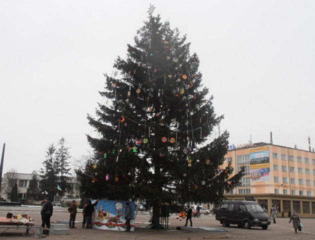 Скільки грошей витратять на оформлення новорічної ялинки у Володимирі