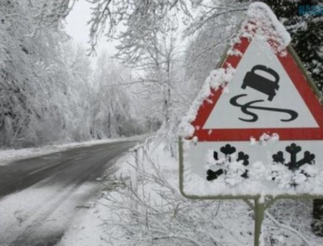 Водіїв попереджають про слизькі дороги на Волині