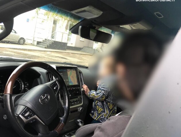 Дитина стояла в авто: у Луцьку покарали водійку без автокрісла