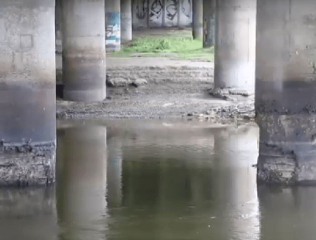 Під луцьким мостом руйнуються опори