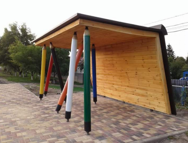 На диво-зупинці з олівцями у селі біля Луцька встановлять лавку-гумку. ФОТО