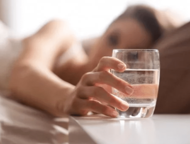 Чому потрібно пити склянку води перед сном