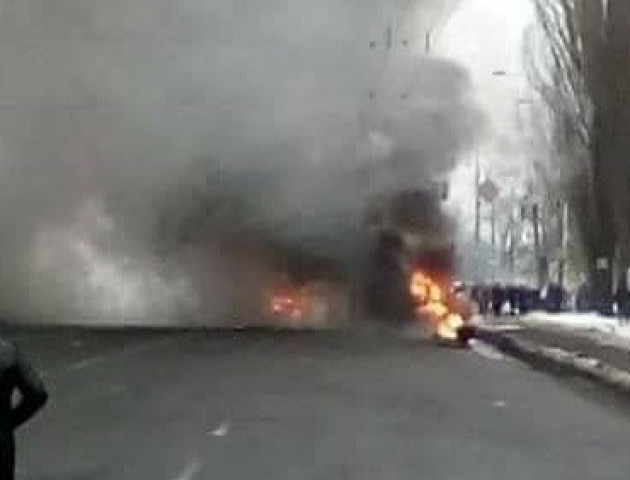 У Києві сталася масштабна ДТП з сильною пожежею. ФОТО