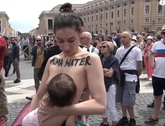 Активістка Femen оголилася у Ватикані. ВІДЕО