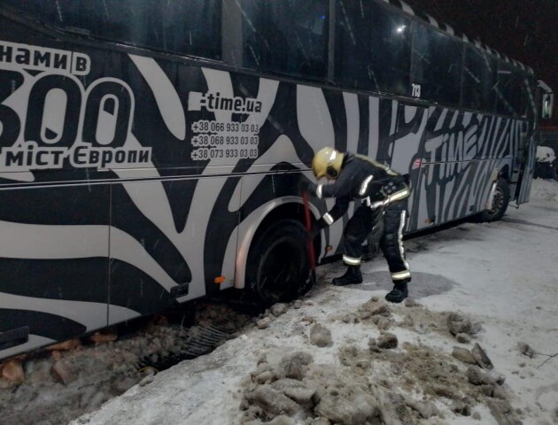 На Волині у снігу застряг автобус міжнародного сполучення з пасажирами