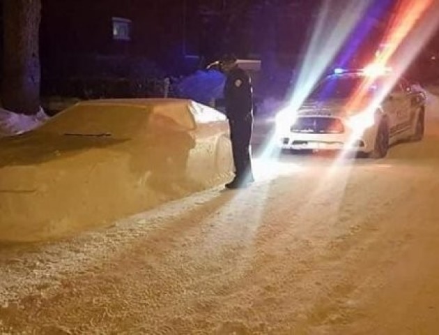 Канадські поліцейські намагались оштрафувати виліплений зі снігу автомобіль
