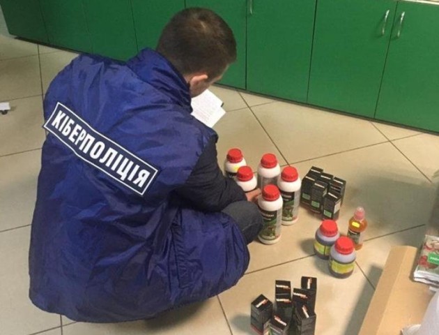 Волинські кіберполіцейські «трусять» цехи на Рівненщині. ФОТО