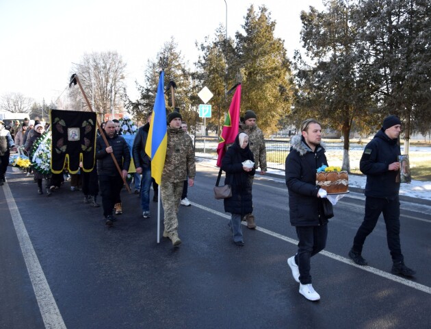 У 20 пішов у військо. Волинь попрощалась із Героєм