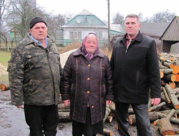 Волинянин подарував машину дров сім'ї звільненого з полону бойовиків бійця АТО