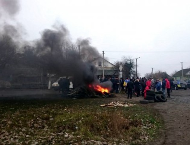На «Устилузі» протестувальники палять шини та блокують дорогу до міста. ФОТО. ВІДЕО