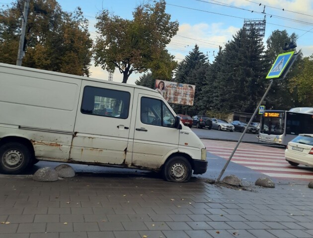 У Луцьку бус вилетів на тротуар та збив дорожній знак