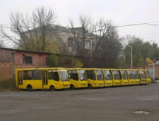 Показали фото старого транспорту у тролейбусному депо в Луцьку