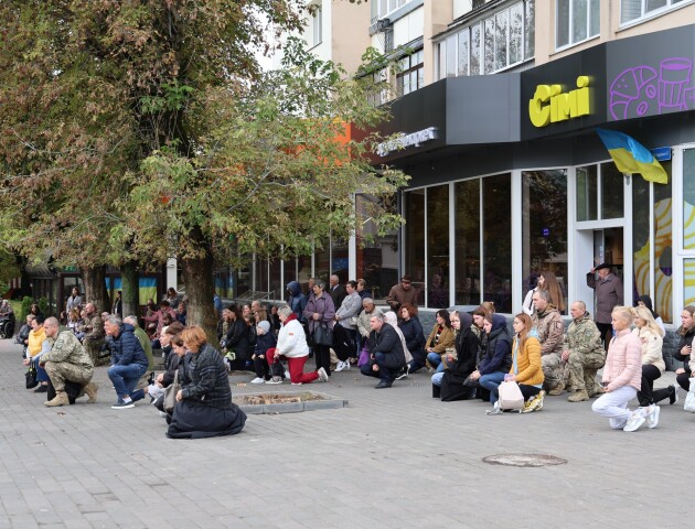 Лучани стали навколішки перед домовинами Героїв