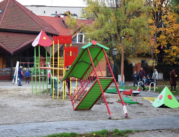 У Луцьку облаштовують дитяче містечко на місці аварійного майданчика. ФОТО