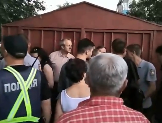 Буча в Луцьку: люди заблокували гаражі, які хочуть знести муніципали. ВІДЕО