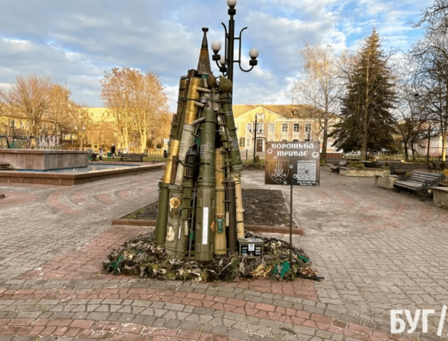 У Нововолинську з’явилась ялинка з відпрацьованих снарядів
