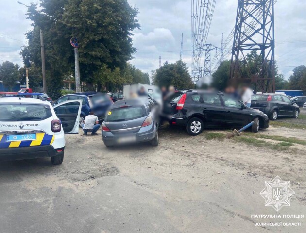 У Луцьку біля авторинку п'яний водій в’їхав у припарковані авто. ФОТО